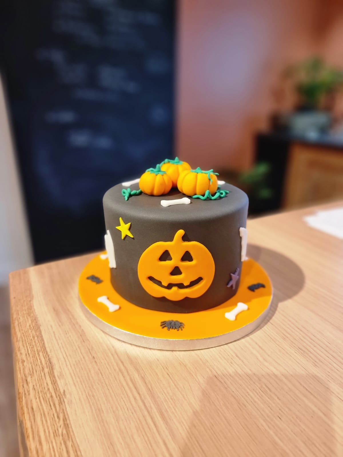 Gâteau d'Halloween avec décors en pâte à sucre - La pâte d'Amanda