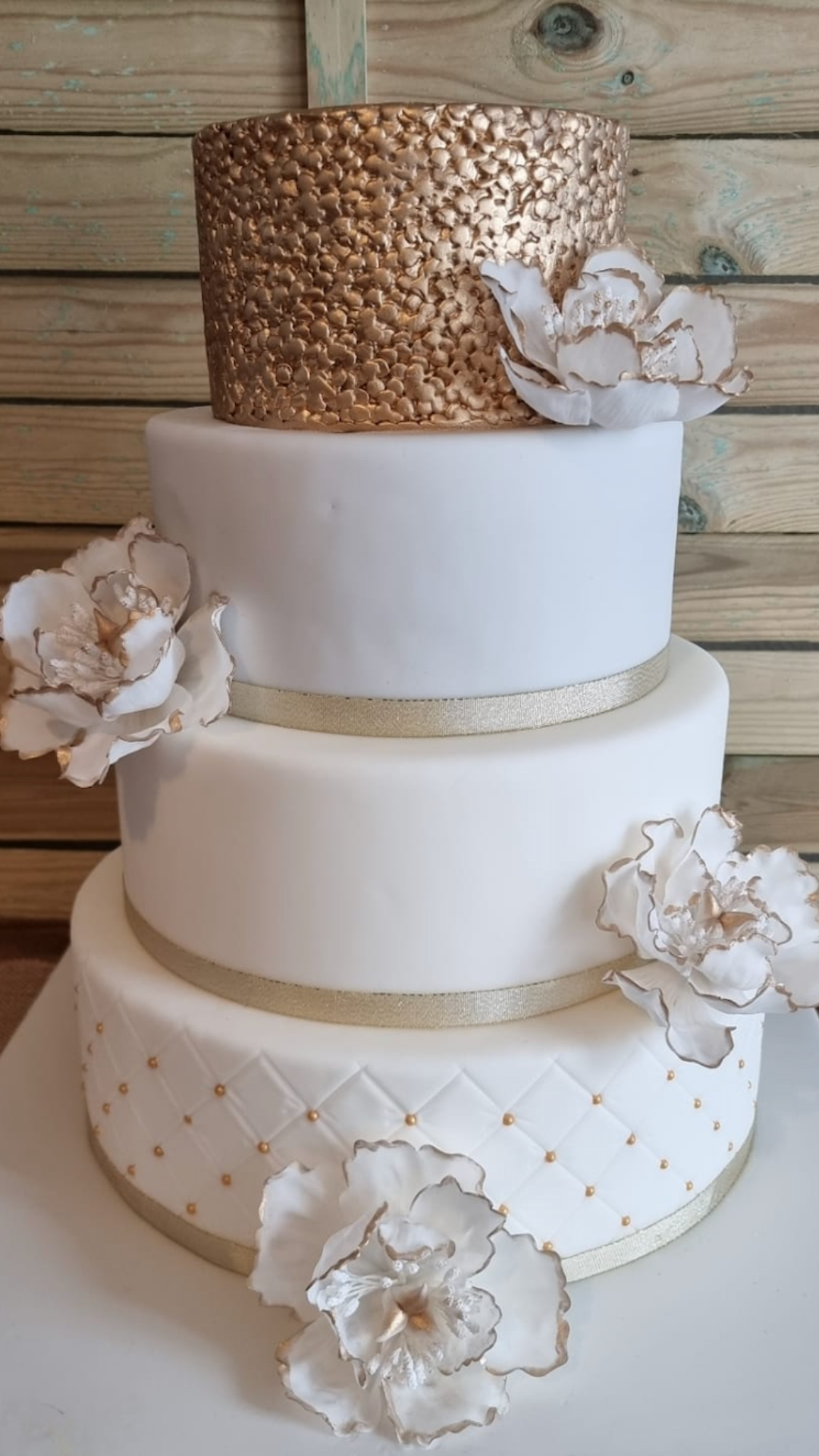 wedding cake doré et fleurs